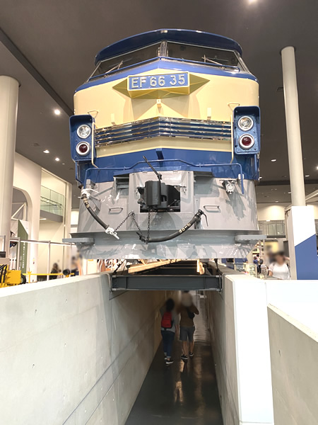 京都鉄道博物館で電車の底の部分を下から見上げる