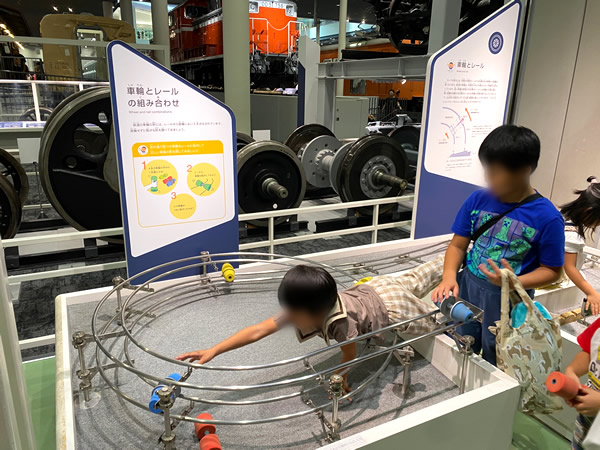 京都鉄道博物館で車輪とレールの組み合わせを学ぶ