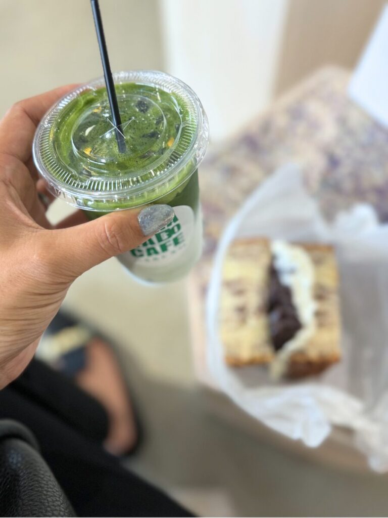 ハラカドカフェの抹茶ラテとあんパン