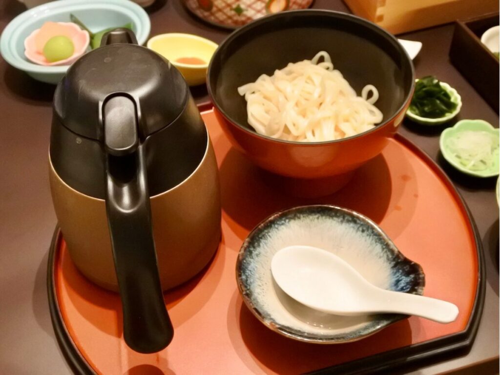 鴨川館の夕飯のうどん