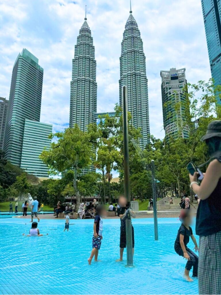 マレーシアペトロナスツインタワー周辺のKLCCパークの水遊び場